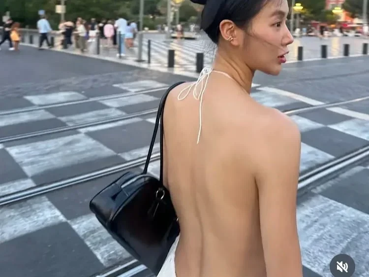 프랑스 여행 중인 가수 소유 근황.jpg