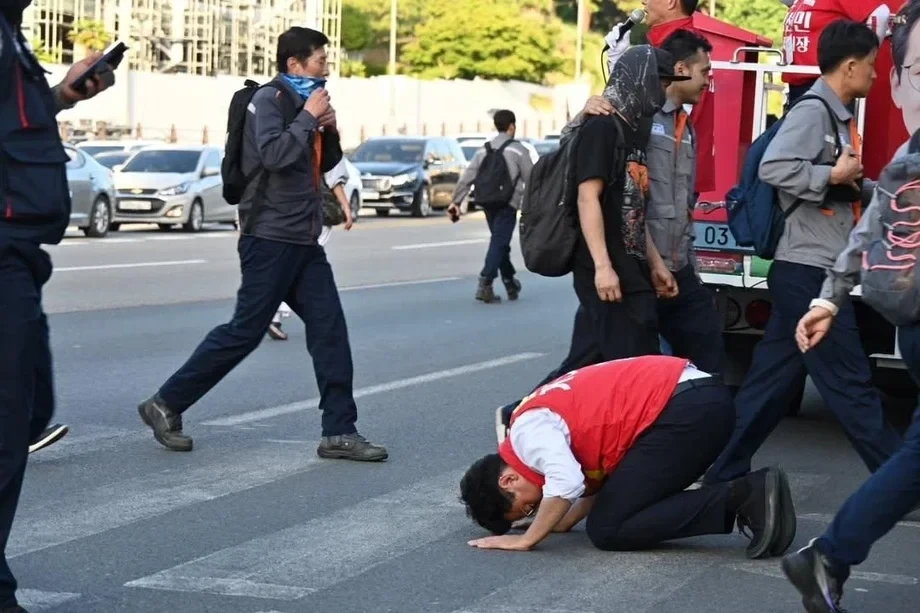 납작 엎드려 유세하는 거제시장 후보의 아침식사