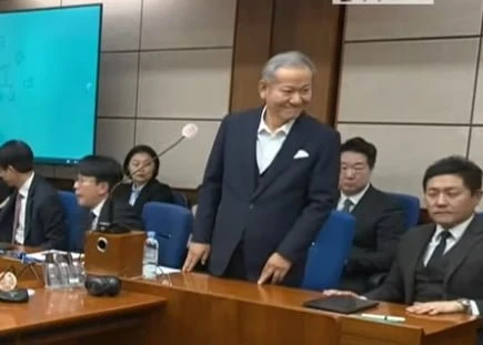 7년 선고 받고 쳐웃는거 보소 jpg