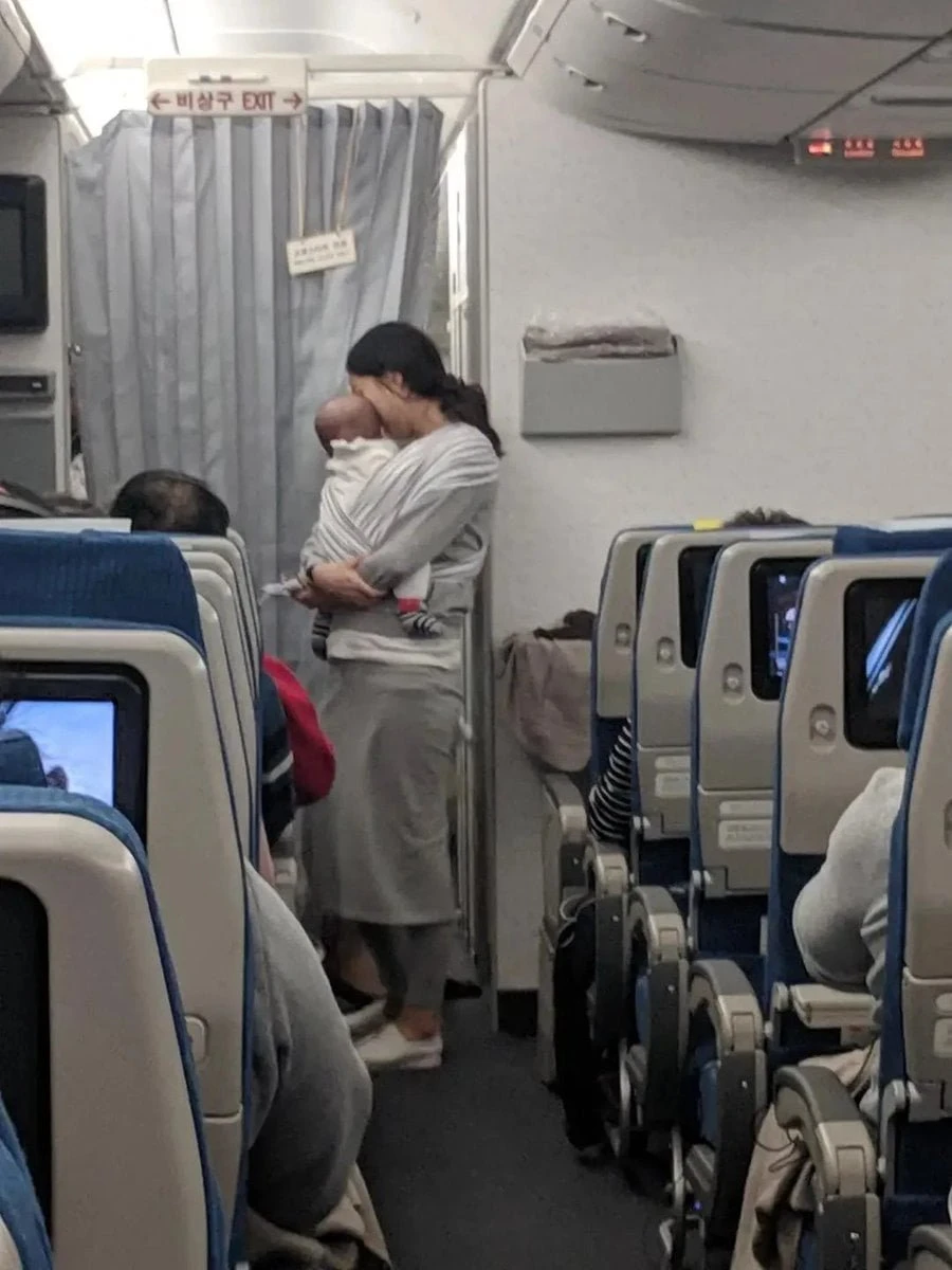 자주 우는 아기 때문에 비행기에서 엄마가 내린 결정. jpg