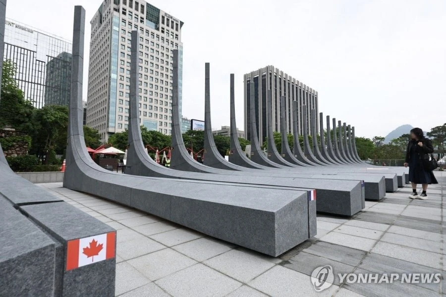 광화문 광장에 건축자재 세워둔건가요