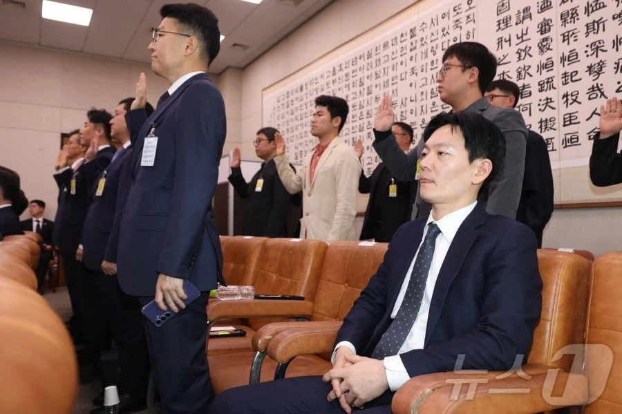 증인 선서 거부로 퇴장당한 검사 표정