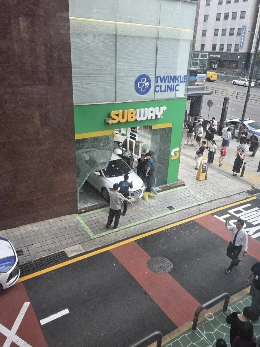 논현역 서브웨이 차량 사고 사진