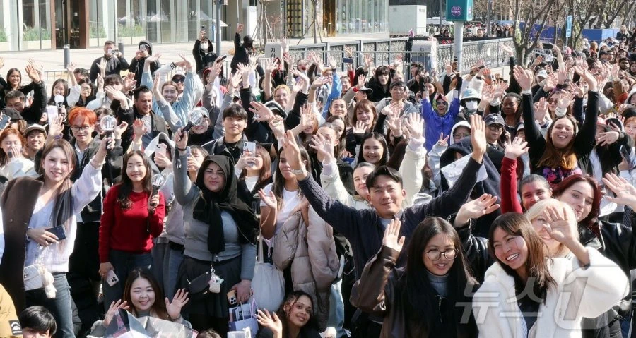 축제 분위기 외국인 아미들 사진