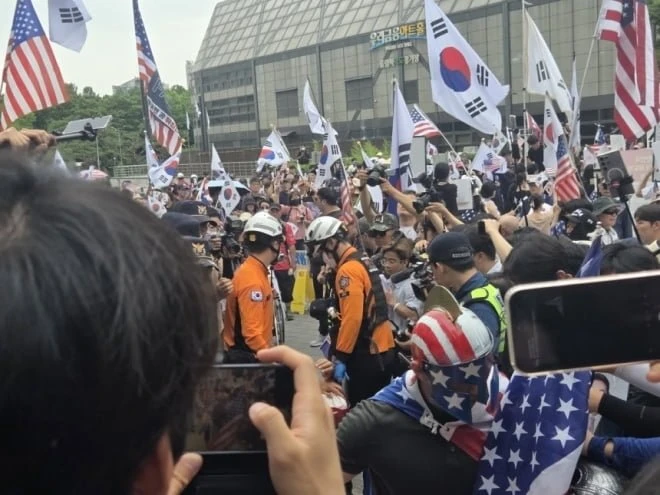 [속보] 지들끼리 싸워 2명 이송 ㅋㅋ