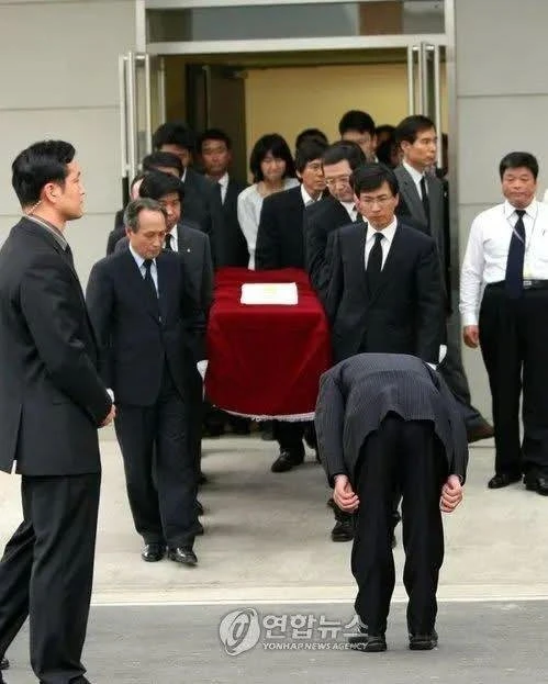 보배펌) 노통 발인때 최영 비서관 모습..jpg
