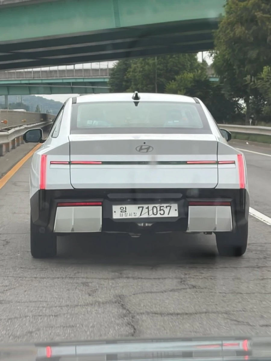 신형 아반떼 실물.jpg