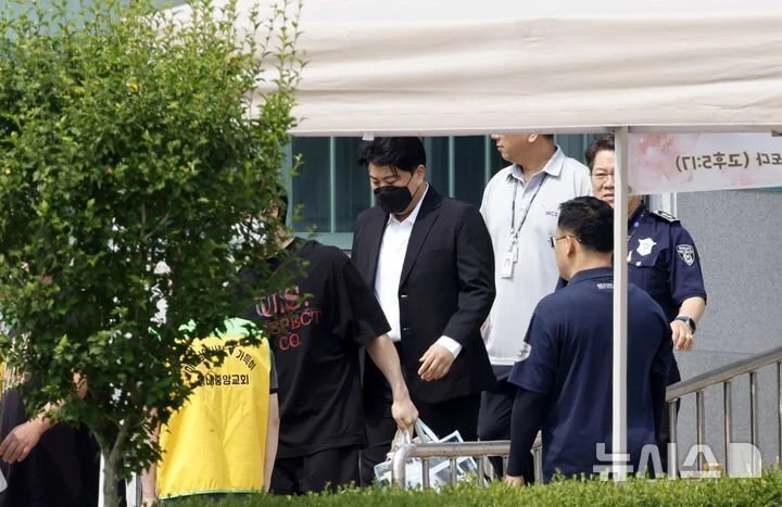 음주 뺑소니 김호중 출소 마중 나온 팬들..jpg