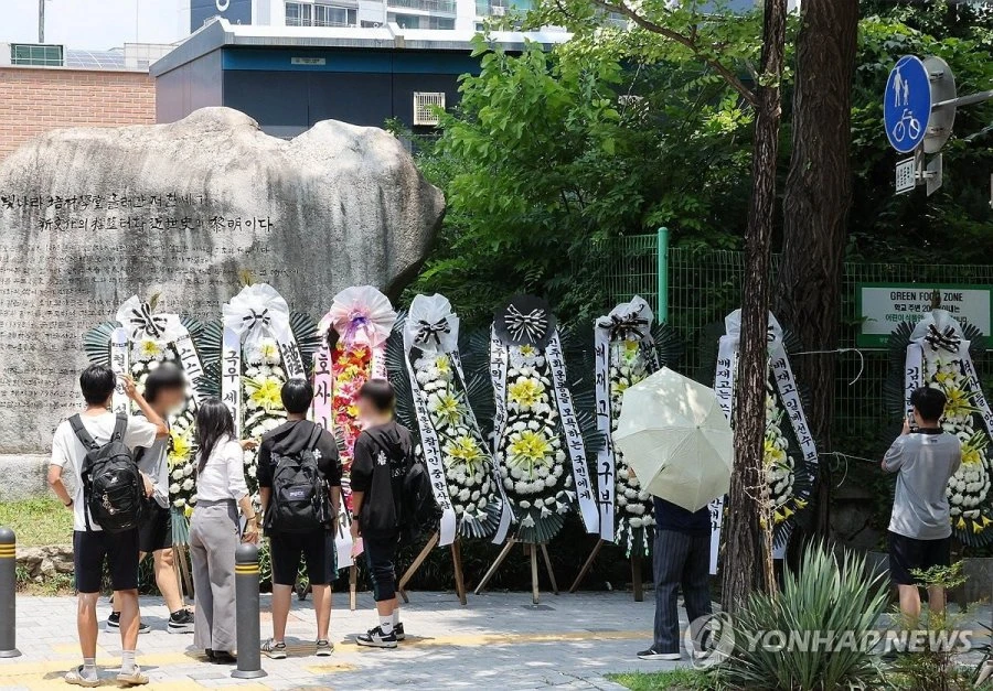 늘어난 배재고 정문 근조화환