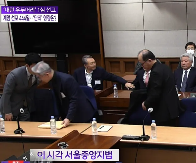 윤석열 입장 직후 웃음 gif