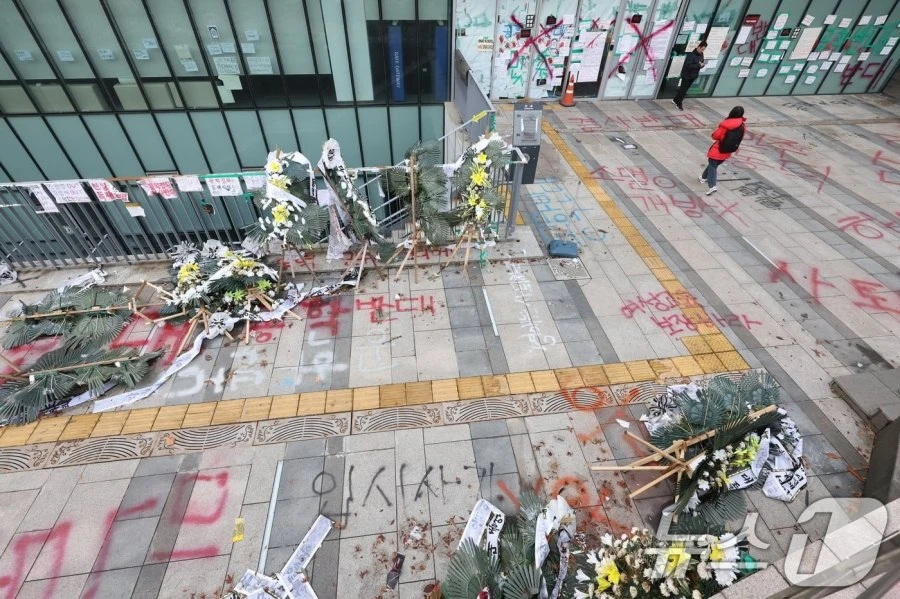 '46억 래커칠' 동덕여대 11명, 결국 재판행..학생측은 반발