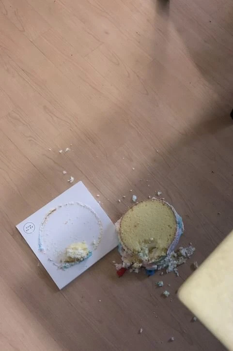 회사 부장님 명퇴하는데 선물 케이크 던지심