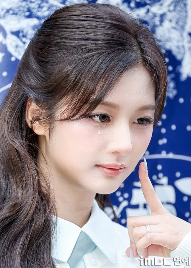 눈물 흘리는 설윤
