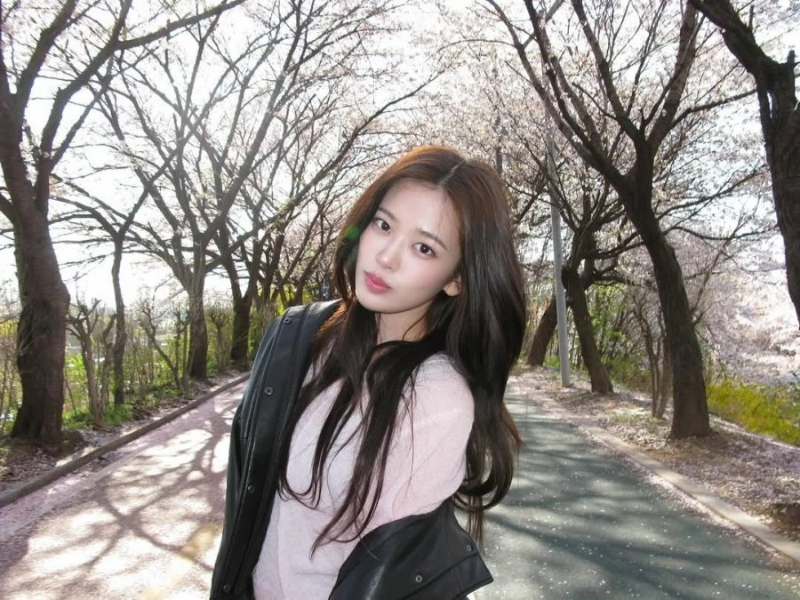 안유진 벚꽃구경 사진