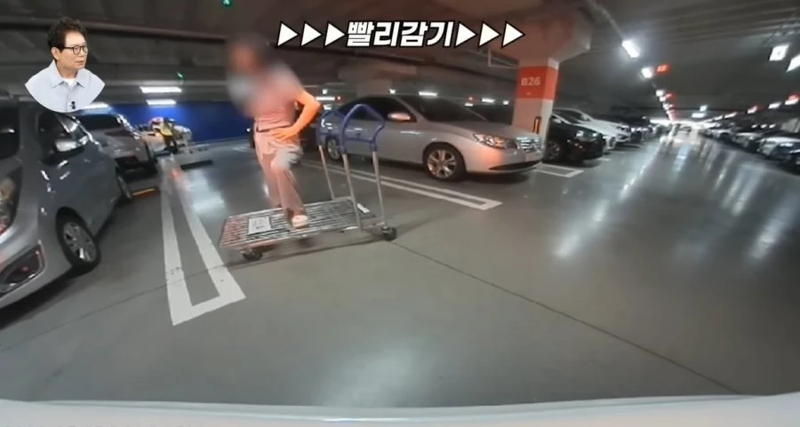 부산 이케아 주차장에서 자리 맡기 한 아주머니.. 이렇게까지 버틴다고?