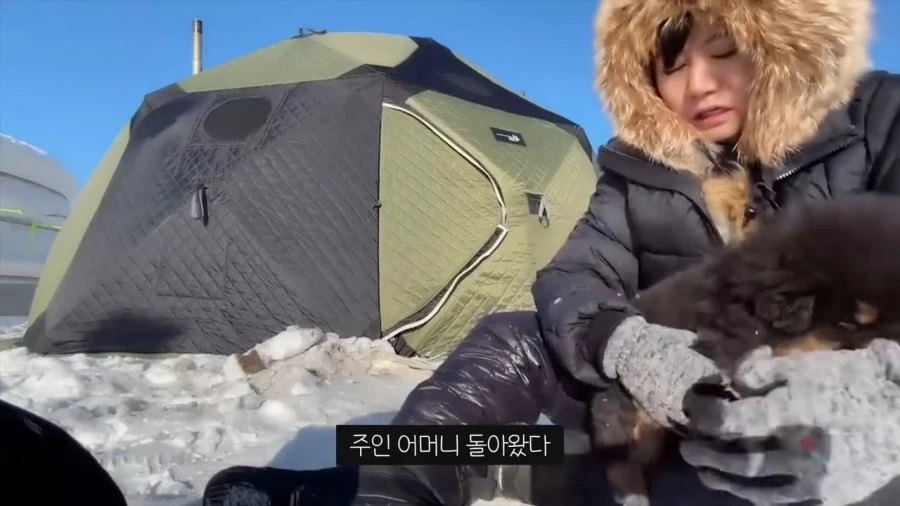 몽골 로컬 시골 화장실 체험하는 유튜버.jpg
