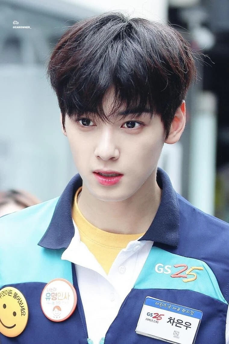 본인이 사장이라면 알바생 존잘 vs 존예.gif