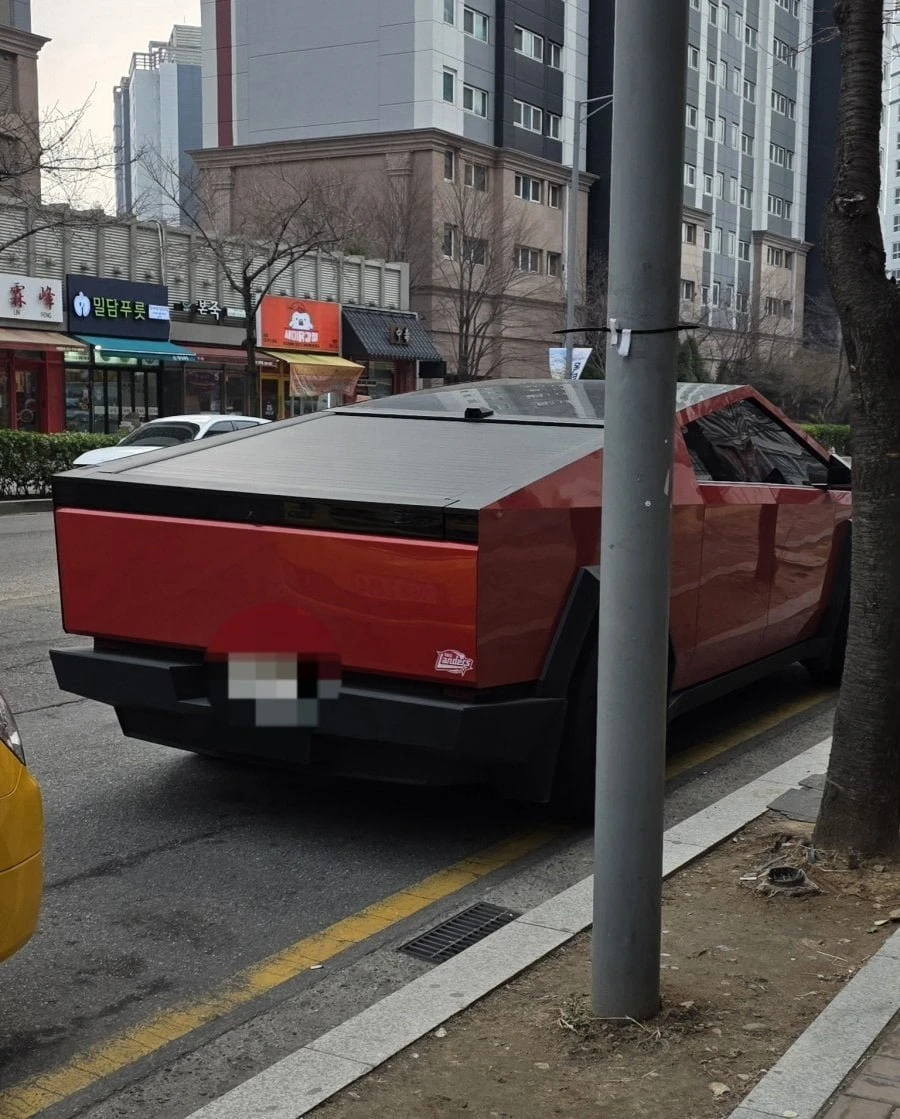 인천의 빨간색 사이버트럭.jpg