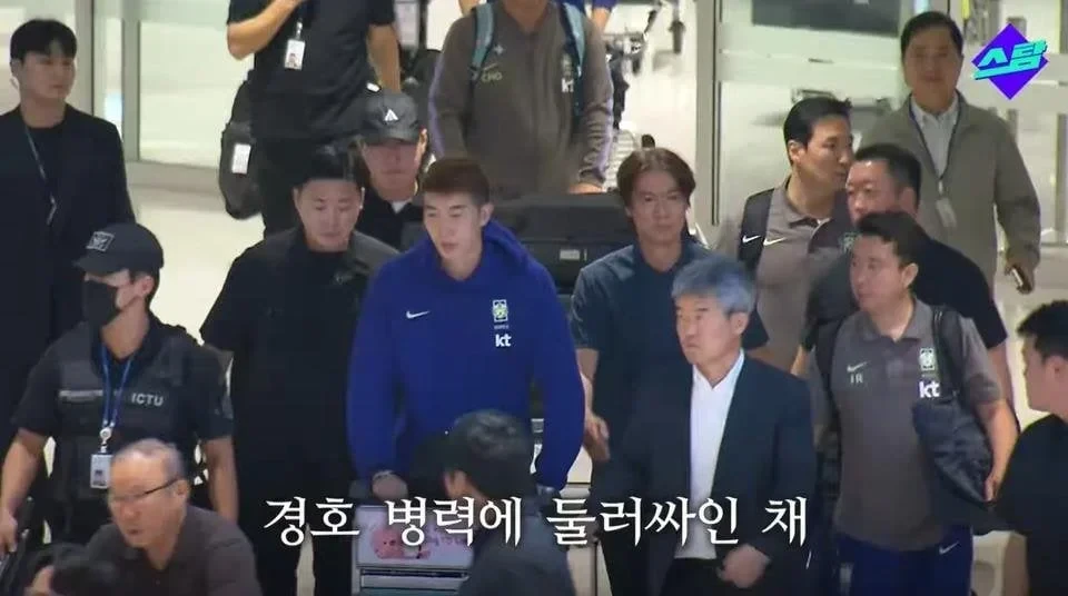 홍명보 귀국시 가장 기괴한 장면 ㄷㄷ.gif