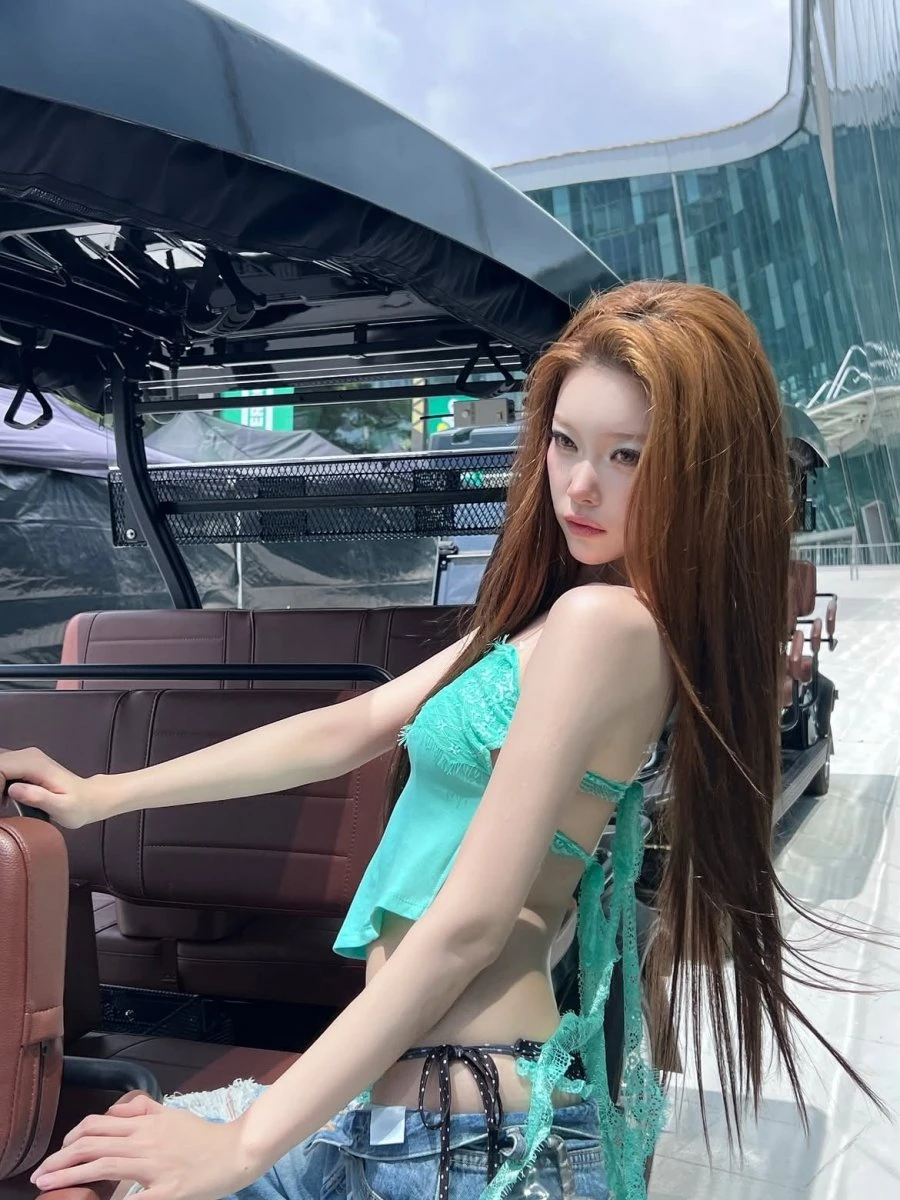 ㅇㅎ) 바지가 많이 내려간 워터밤 츠키