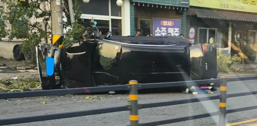 출근길 전기차 전복되었네요